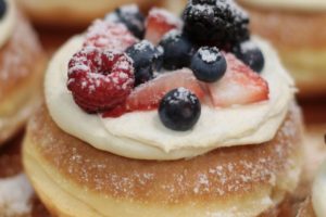 #foodiefriday – Cream & Berries Donuts