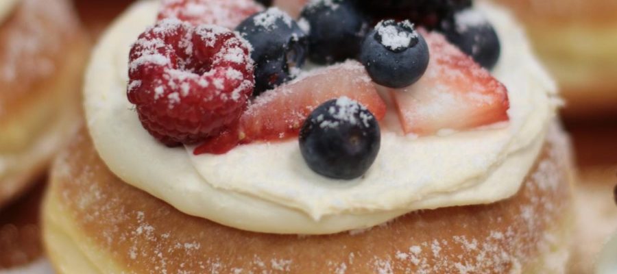 #foodiefriday – Cream & Berries Donuts